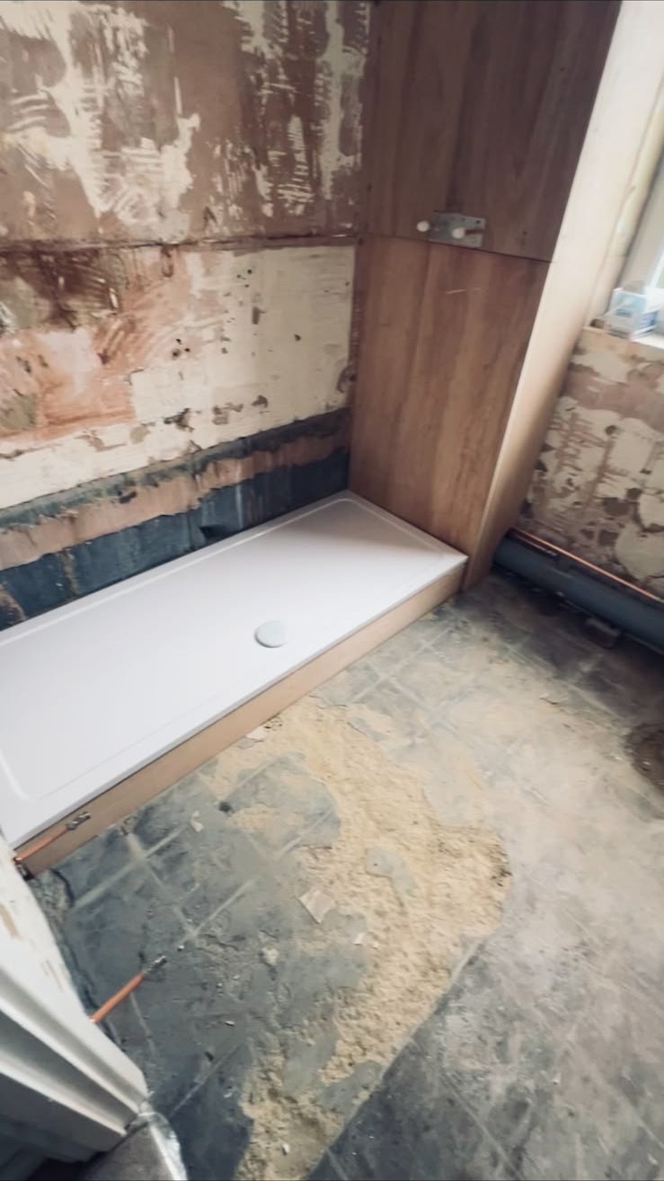Low-profile shower tray installed on a levelled base